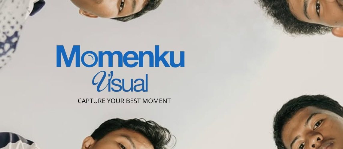 Momenku Visual jasa dokumentasi olahraga Surabaya tim futsal berpose dengan jersey seragam.